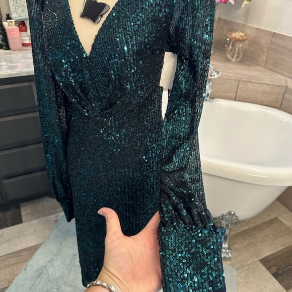 NWT leena Mac Duggal Emerald Sequin Green Dress With Long Sleeves Gold Buttons 6 - Picture 8 of 10